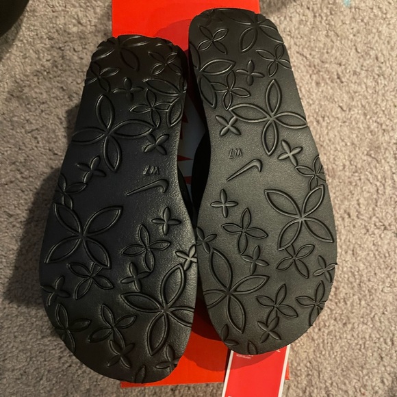 Nike Black Textured Flip Flops with white swoosh size 7 new with tag. - Picture 2 of 4